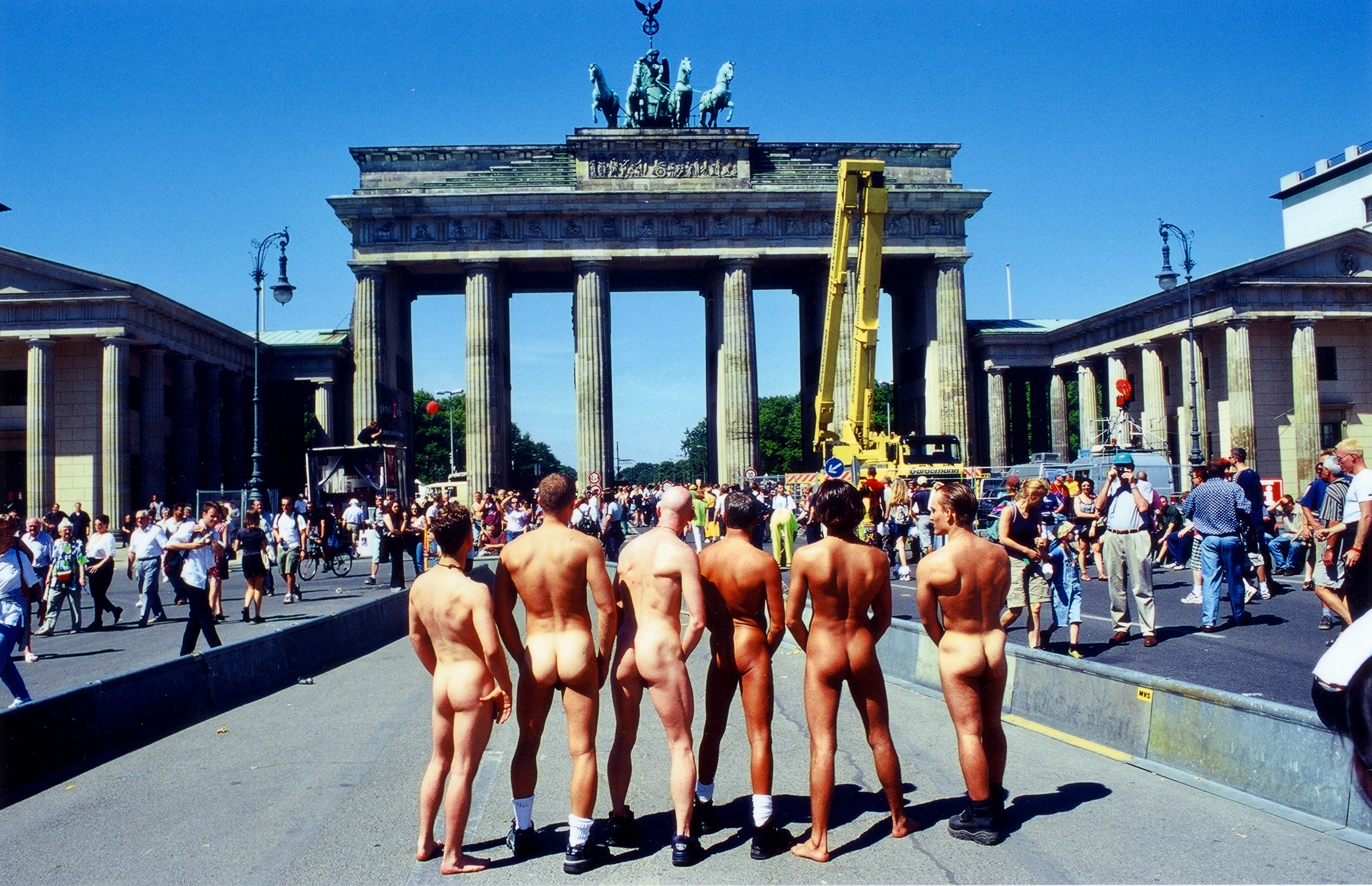 Henning von Berg / BERLIN NAKED-BRANDENBURG GATE I