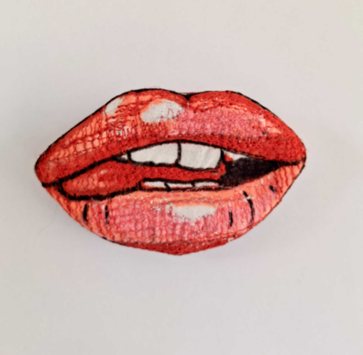 Achim Horras / Brosche Kiss me 1 „WearableArt Objekt“