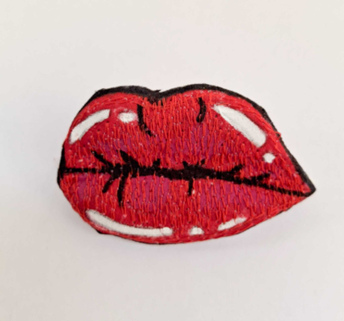 Achim Horras / Brosche Kiss me 3 „WearableArt Objekt“